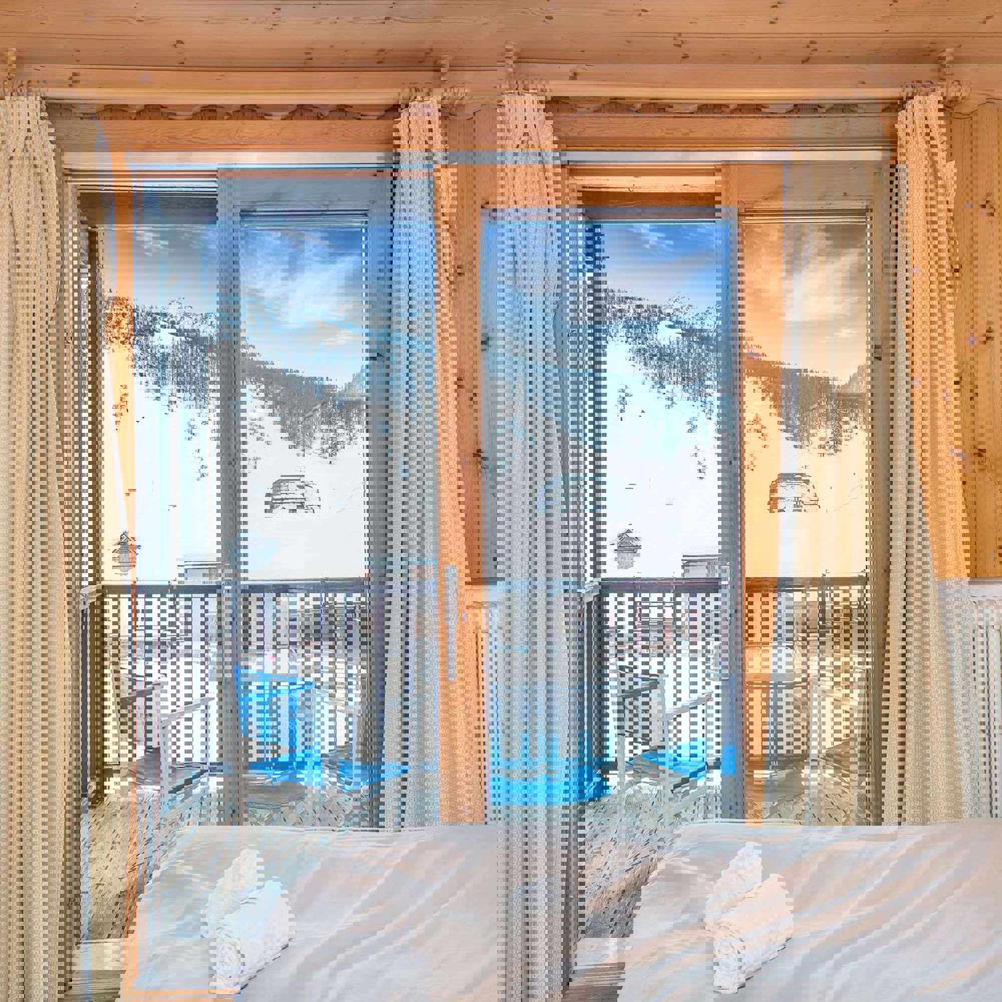 A twin room with balcony in the Chalet-Hotel Lucille